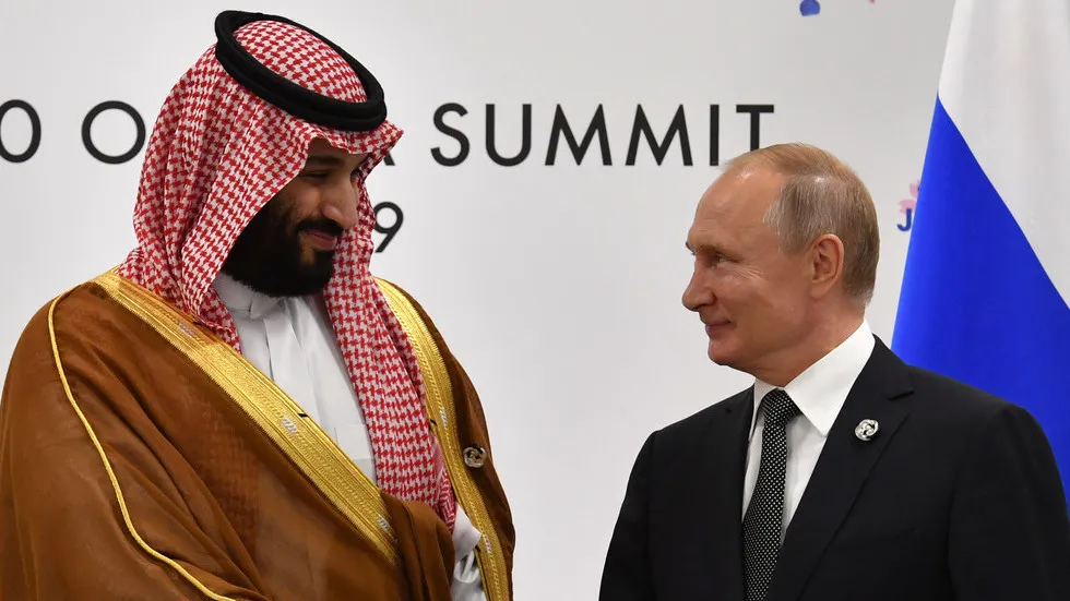 Tổng thống Nga Vladimir Putin (phải) bắt tay Thái tử Mohammed bin Salman của Saudi Arabia tại hội nghị G20 ở Osaka (Nhật) ngày 29-6. Ảnh: REUTERS
