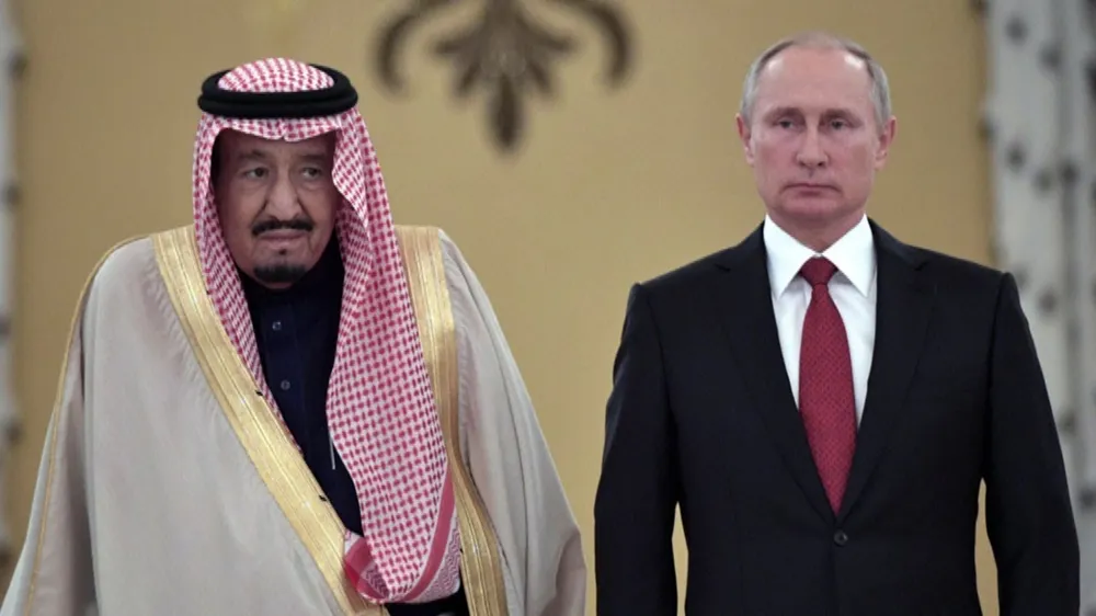 Tổng thống Nga Vladimir Putin (phải) tiếp Quốc vương Salman của Saudi Arabia đến thăm Nga năm 2017. Ảnh: REUTERS