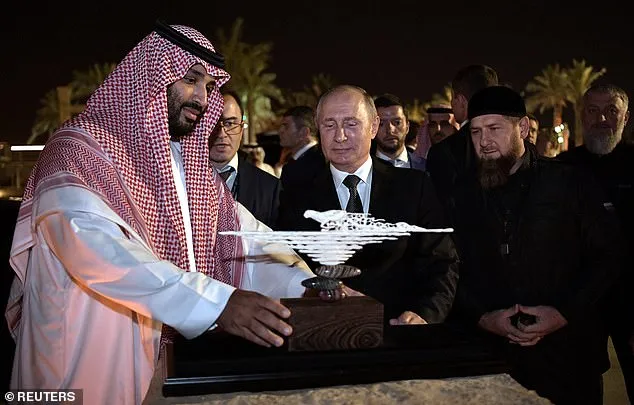 Tổng thống Nga Vladimir Putin (giữa) tặng một mô hình là từ ngà voi Ma mút cho Thái tử Mohammed bin Salman của Saudi Arabia (trái) tại thủ đô Riyadh (Saudi Arabia) ngày 14-10. Ảnh: REUTERS