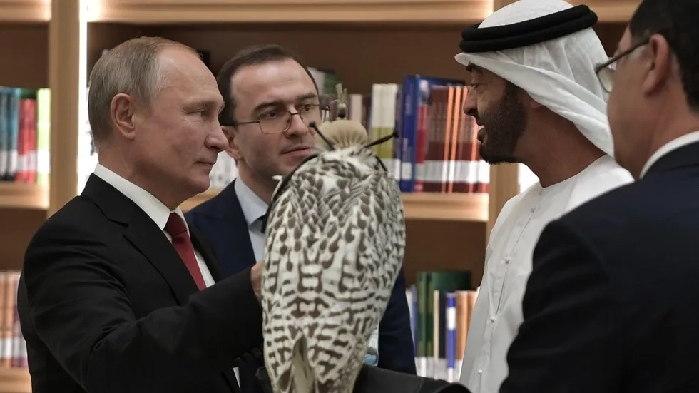 Tổng thống Nga Vladimir Putin tặng chim ưng quý hiếm cho Thái tử UAE Mohammed bin Zayed Al Nahyan. Ảnh: SPUTNIK
