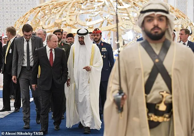 Tổng thống Nga Vladimir Putin (giữa, trái) được Thái tử UAE Mohammed bin Zayed Al Nahyan (giữa, phải) đón tiếp long trọng tại Abu Dhabi (UAE) ngày 15-10. Ảnh: TASS