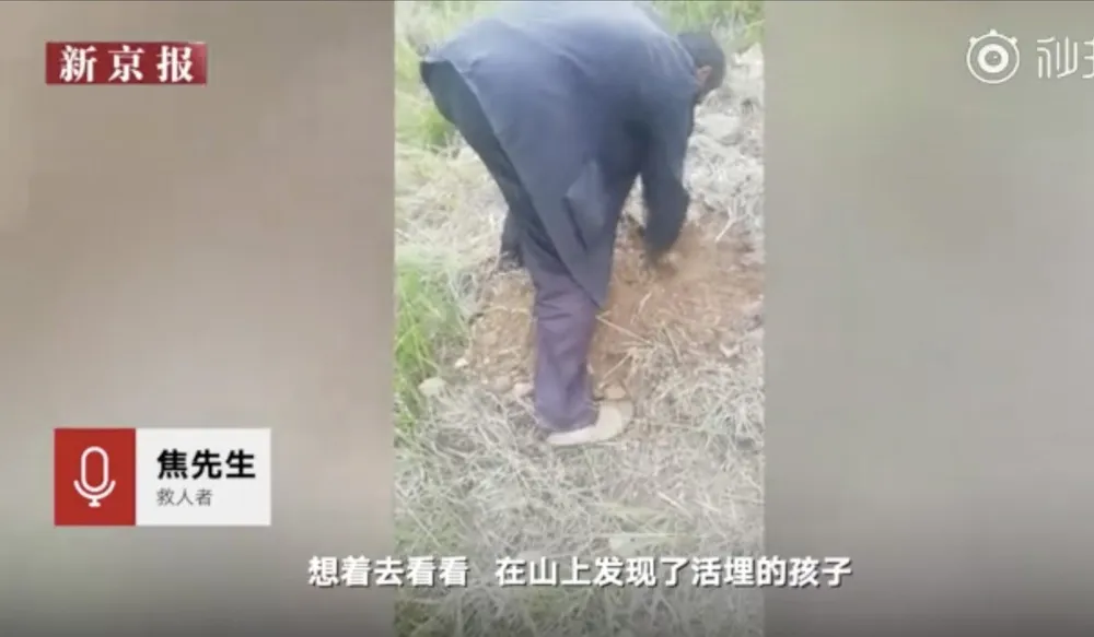 Ban đầu hai vợ chồng địa phương nghĩ tiếng khóc của bé trai là tiếng kêu của một con thú bị rớt trúng bẫy. Ảnh: WEIBO