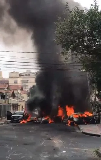 Vụ tai nạn khiến cả máy bay và các xe ô tô bốc cháy kinh hoàng. Ảnh: chụp từ video trên Twitter