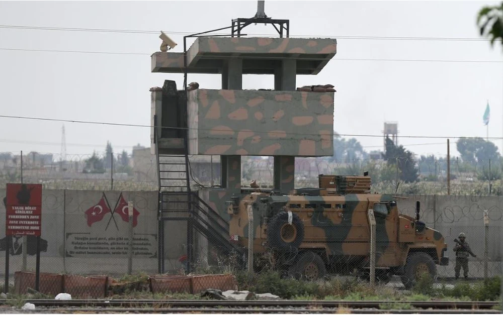 Xe quân sự Thổ Nhĩ Kỳ ở thị trấn Akcakale, tỉnh Şanlıurfa (Thổ Nhĩ Kỳ) giáp biên giới với Syria, ngày 20-10. Ảnh: REUTERS