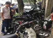 'Xe điên' chồm lên vỉa hè, lùa 6 xe máy 