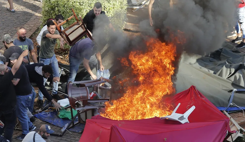 Người ủng hộ Hezbollah biểu tình trên đường phố Beirut ngày 29-10. Ảnh: AP