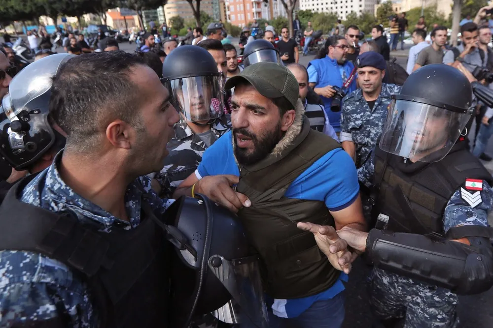Lực lượng an ninh Lebanon xung đột với người biểu tình ở thủ đô Beirut (Lebanon) ngày 29-10. Ảnh: AFP