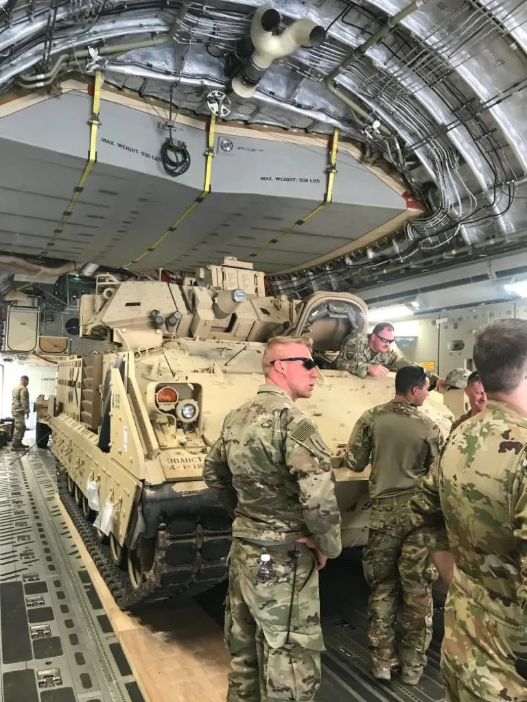 Binh sĩ và xe bọc thép Mỹ tại tỉnh Deir ez Zor (đông bắc Syria). Ảnh: TWITTER