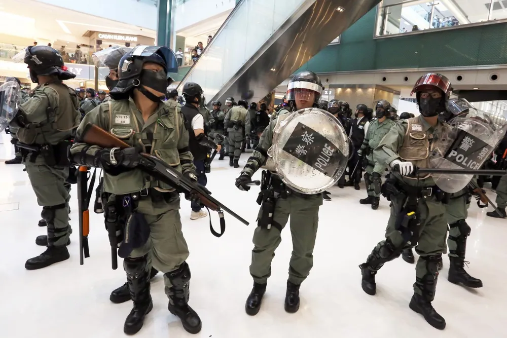 Cảnh sát Hong Kong đối phó biểu tình ngày 3-11. Ảnh: SCMP