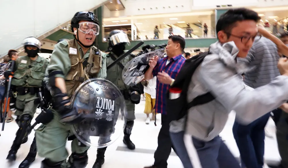 Phần lớn cảnh sát được triển khai ở các trung tâm mua sắm và các trạm tàu điện. Ảnh: SCMP