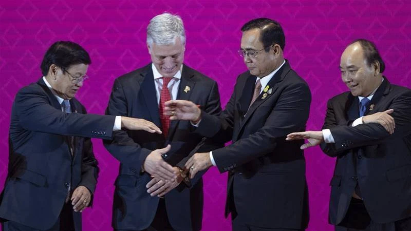 Cố vấn an ninh quốc gia Mỹ Robert O'Brien (thứ hai từ trái sang) và 3 lãnh đạo 3 nước ASEAN - Thái Lan, Việt Nam, Lào - gặp nhau tại cuộc họp thượng đỉnh ASEAN-Mỹ lần thứ 7 trong khuôn khổ kỳ Hội nghị Cấp cao ASEAN lần thứ 35, tại Bangkok (Thái Lan) ngày 4-11. Ảnh: REUTERS