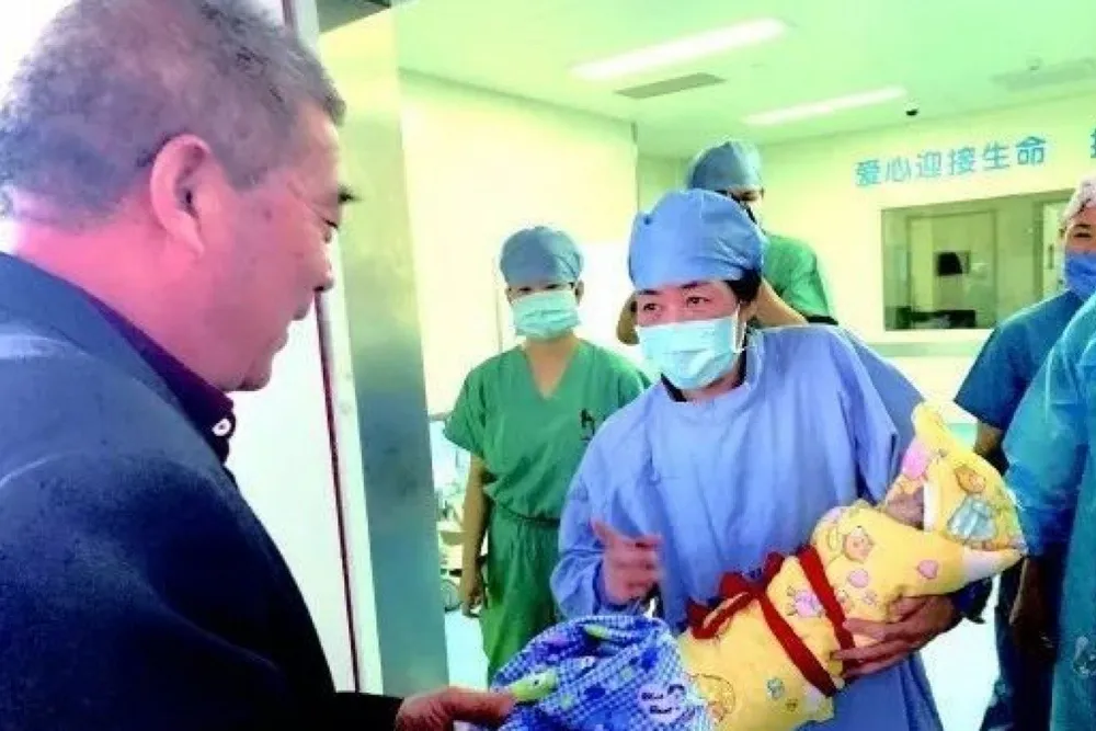 Bà Tian – người mẹ sinh con ở tuổi lớn nhất Trung Quốc – và chồng là ông Huang Weiping khả năng lớn sẽ bị phạt vì sinh đứa con thứ ba Tianci. Ảnh: SCMP