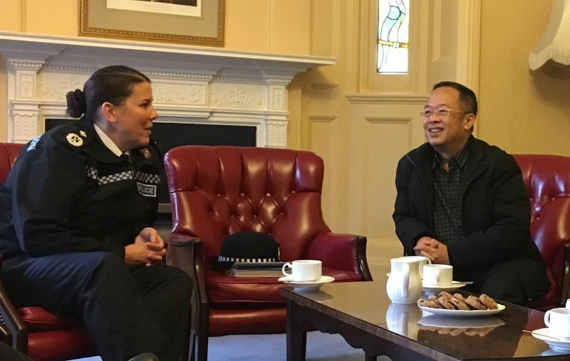 Đại diện cảnh sát hạt Essex tiếp đại diện cảnh sát Việt Nam qua làm việc về vụ 39 người Việt bị phát hiện thiệt mạng trong thùng xe tải ở hạt Essex (Anh) ngày 23-10. Ảnh: ESSEX.POLICE.UK