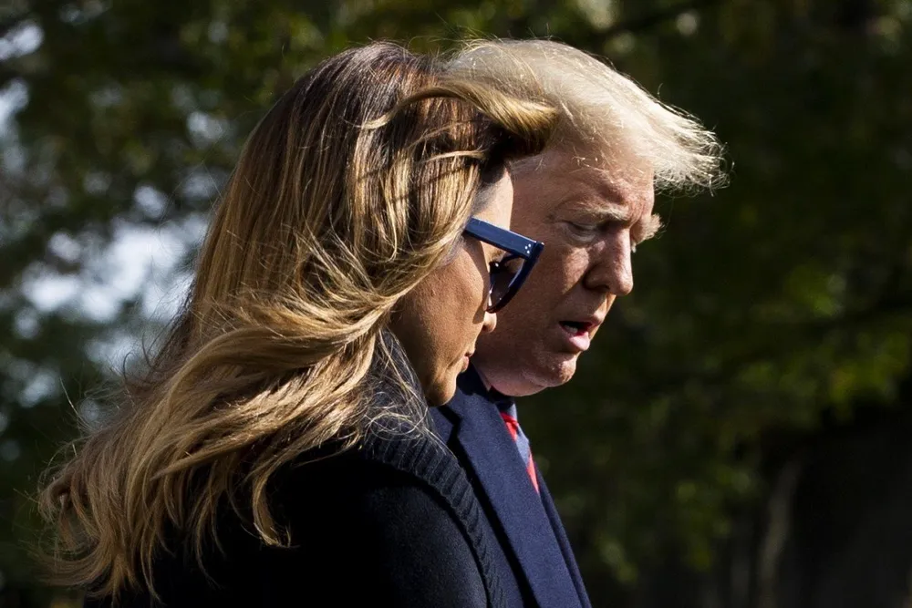 Tổng thống Mỹ Donald Trump và Đệ nhất phu nhân Mỹ Melania Trump trên sân Nhà Trắng trên đường đến bang Alabama ngày 9-11. Ảnh: EPA
