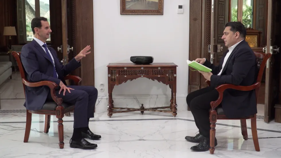 Tổng thống Syria Bashar al-Assad (trái) trả lời phỏng vấn phóng viên đài RT. Ảnh: RT