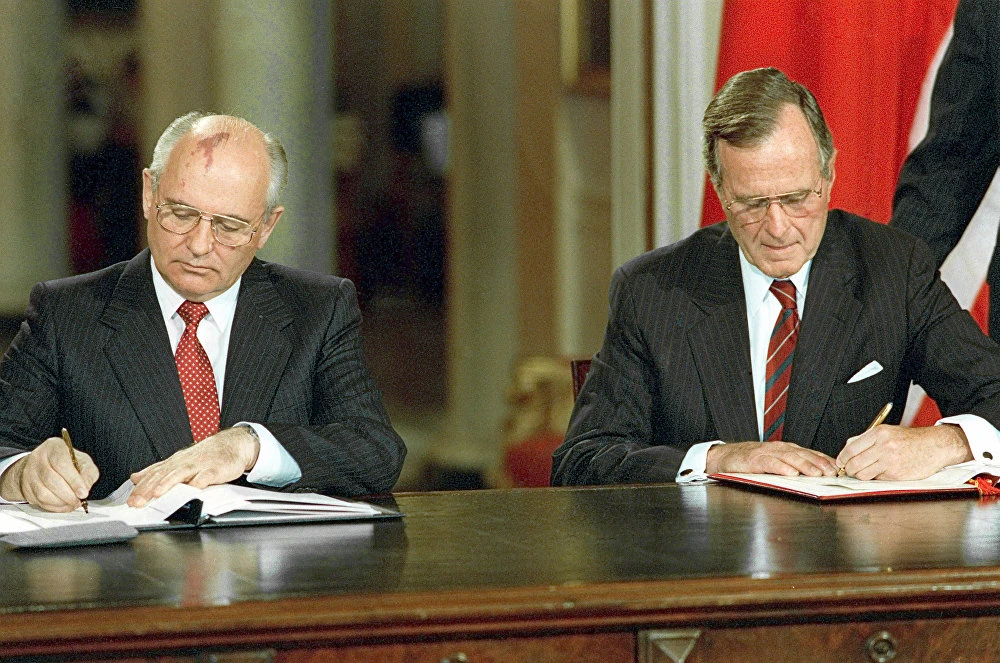 Tổng thống Liên bang Xô viết Mikhail Gorbachev (trái) và Tổng thống Mỹ George Bush ký tài liệu song phương trong một chuyến thăm chính thức của ông Gorbachev tới Mỹ. Ảnh: SPUTNIK