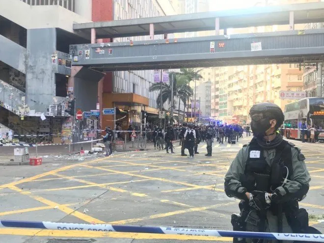 Khu vực xảy ra vụ người biểu tình bị bắn vào ngực được cảnh sát phong tỏa. Ảnh: SCMP