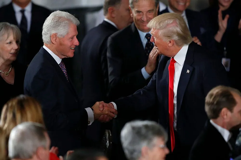 Ông Bill Clinton (trái) bắt tay ông Donald Trump trong một lần gặp nhau. Ông Clinton nhắn ông Trump nên để thời gian tâm sức lo việc của mình, để cấp dưới lo chuyện luận tội. Ảnh: AP