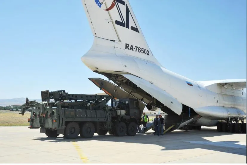 Các bộ phận S-400 của Nga được dỡ khỏi một máy bay của Nga tại sân bay Murted gần Ankara (Thổ Nhĩ Kỳ) ngày 27-8. Ảnh: REUTERS