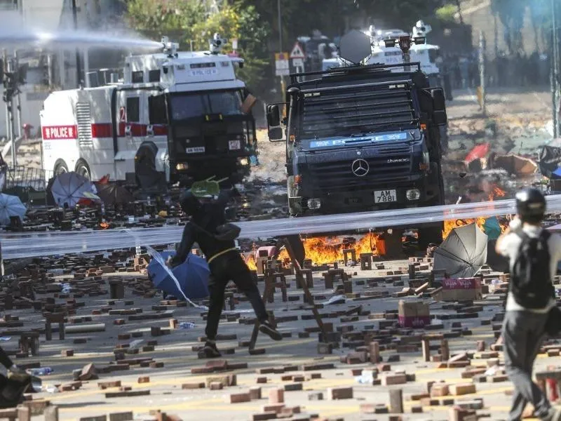 Thiết bị phát âm thanh tầm xa được gắn trên nóc xe bọc thép Unimog có thể phát xa 300m. Ảnh: SCMP