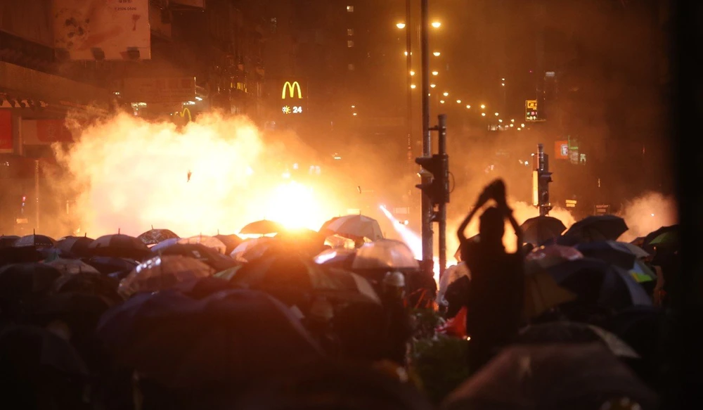 Xung đột vẫn tiếp diễn tới tận khuya qua. Ảnh: SCMP