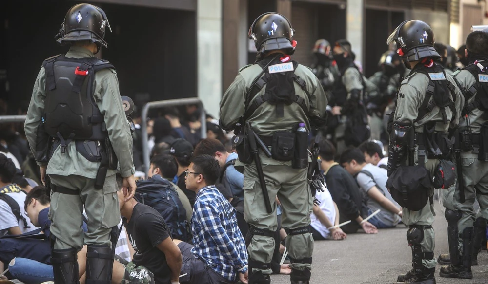 Cảnh sát bắt hơn 400 người biểu tình trong 2 ngày 17 và 18-11 nhưng tính đến sáng nay 19-11 vẫn còn khoảng 100 người biểu tình cố thủ bên trong trường đại học Bách Khoa. Ảnh: SCMP