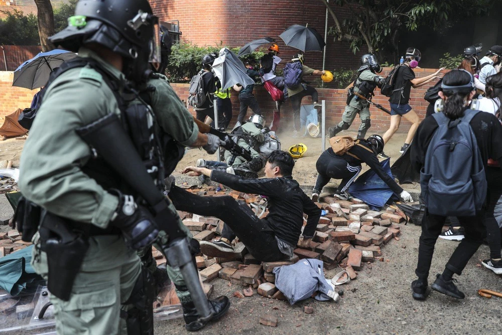 Một người biểu tình bị bắt tại trường đại học Bách Khoa ngày 18-11. Ảnh: SCMP