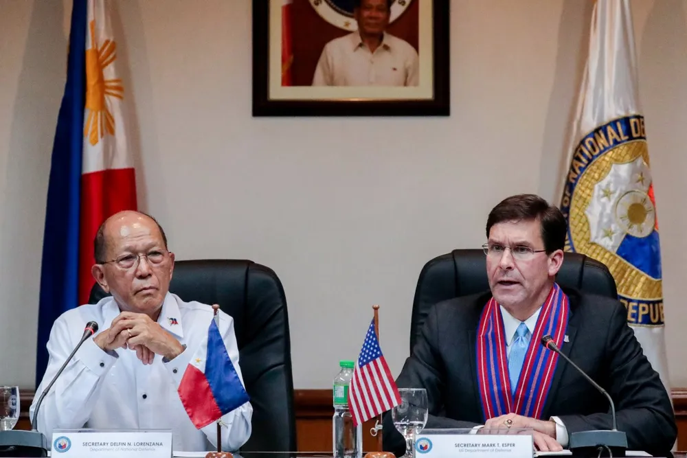 Bộ trưởng Quốc phòng Mỹ Mark Esper (phải) và Bộ trưởng Quốc phòng Philippines Delfin Lorenzana. Ảnh: REUTERS