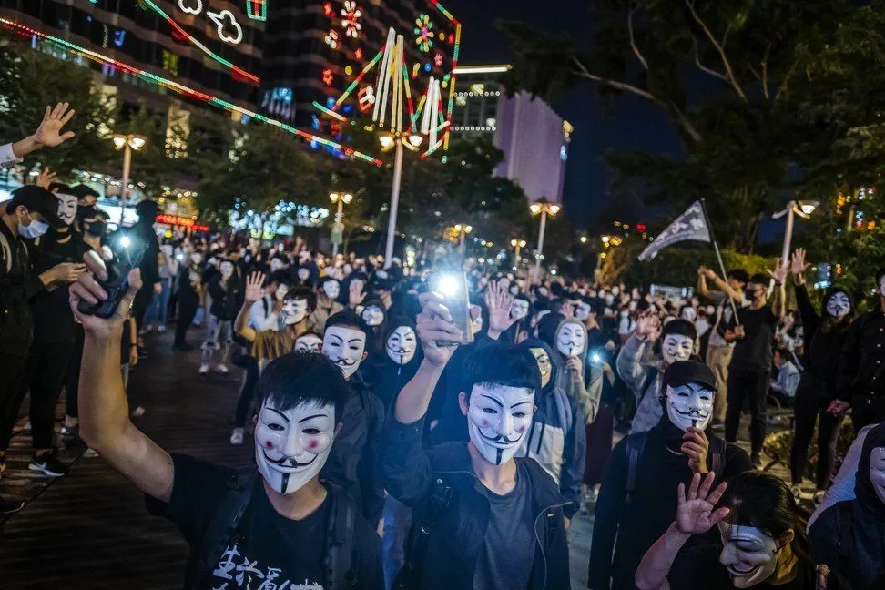 Người biểu tình Hong Kong đang chờ động thái từ phía Mỹ. Ảnh: BLOOMBERG