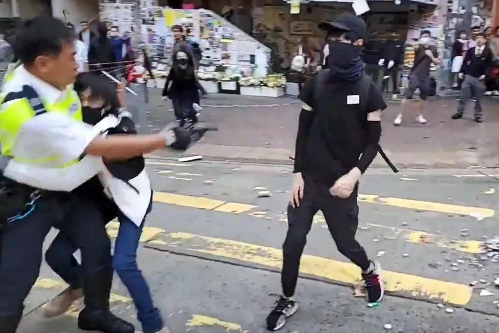 Thời điểm Chow Pak-kwan bị bắn trên đường phố Hong Kong ngày 11-11. Ảnh: AFP