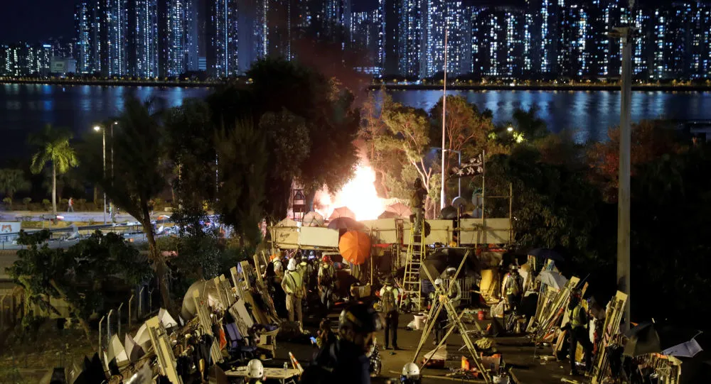 Biểu tình trước trường đại học Trung Quốc ở Hong Kong. Ảnh: REUTERS