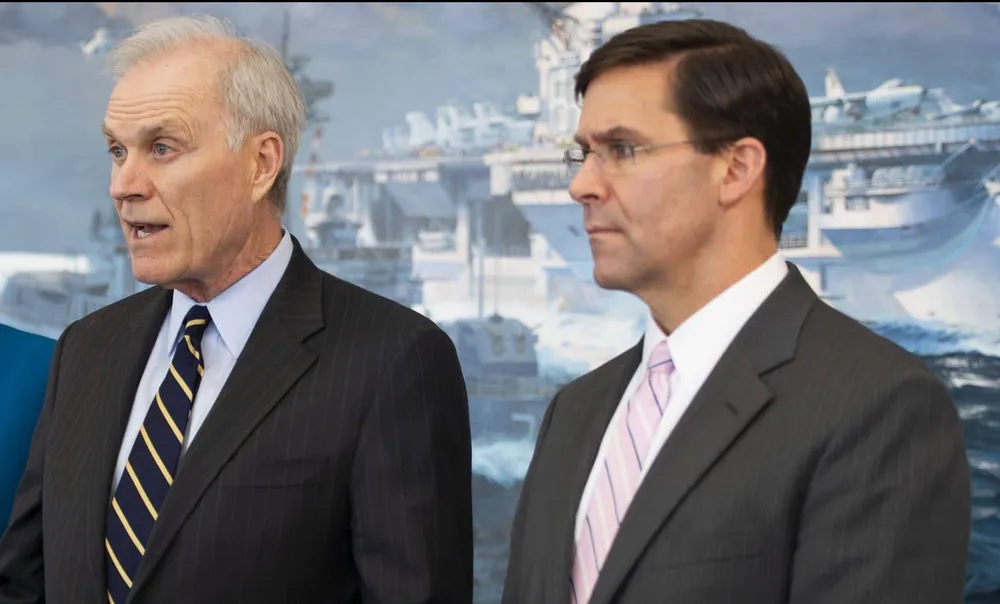 Bộ trưởng Quốc phòng Mỹ Mark Esper (phải) nói ông “mất niềm tin” về Bộ trưởng Hải quân Richard Spencer (trái). Ảnh: AMERICAN MILITARY NEWS