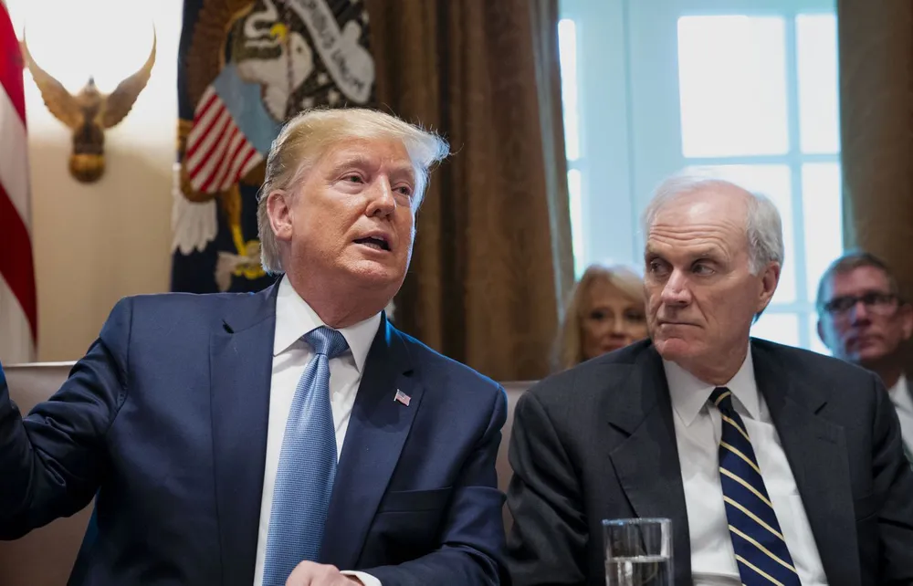 Bộ trưởng Hải quân Mỹ Richard Spencer (phải) “bị sa thải” nhưng không phải vì không nghe theo lời Tổng thống Mỹ Donald Trum (trái). Ảnh: THE BOLTON GLOBE