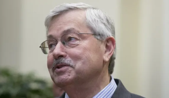 Đại sứ Mỹ Terry Branstad đã bị Bộ Ngoại giao Trung Quốc triệu tập cảnh cáo Mỹ sẽ phải chịu “mọi hậu quả” nếu thông qua luật Nhân quyền và Dân chủ Hong Kong. Ảnh: EPA