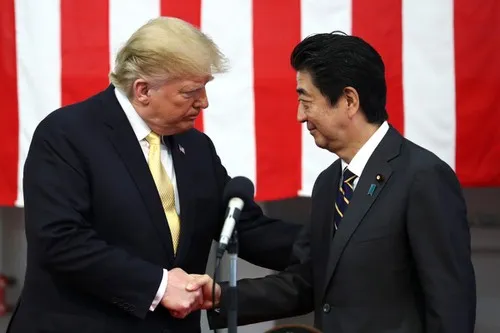 Tổng thống Mỹ Donald Trump (trái) và Thủ tướng Nhật Shinzo Abe gặp nhau tại TP Yokosuka, tỉnh Kanagawa, phía nam thủ đô Tokyo (Nhật) hồi tháng 5. Ảnh: REUTERS