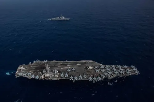 Tàu sân bay USS Ronald Reagan của Hải quân Mỹ di chuyển cạnh tàu khu trục tên lửa Myoko của Lực lượng Phòng vệ Hàng hải Nhật ở biển Philippines ngày 15-8. Ảnh: US NAVY