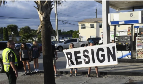 Một bộ phận người dân Mỹ muốn ông Trump từ chức. Ảnh: AP