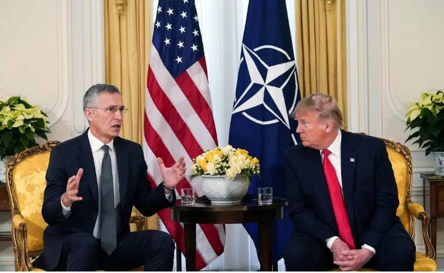 Tổng Thư ký NATO Jens Stoltenberg (trái) gặp Tổng thống Mỹ Donald Trump (phải) trước kỳ họp thượng đỉnh NATO ở London (Anh) ngày 3-12. Ảnh: REUTERS