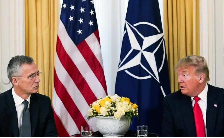 Tổng Thư ký NATO Jens Stoltenberg (trái) gặp Tổng thống Mỹ Donald Trump (phải) trước kỳ họp thượng đỉnh NATO ở London (Anh) ngày 3-12. Ảnh: REUTERS