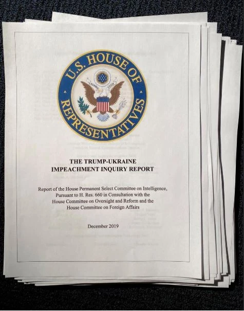 Báo cáo điều tra luận tội Tổng thống Donald Trump dài 300 trang. Ảnh: REUTERS