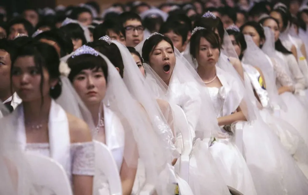 Các cô dâu trong một lễ cưới tập thể ở Hàn Quốc. Ảnh: AP