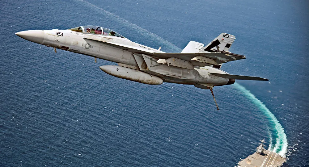 Máy bay chiến đấu F/A-18F Super Hornet bay trên tàu sân bay USS Gerald R. Ford của Mỹ trên Đại Tây Dương. Ảnh: REUTERS