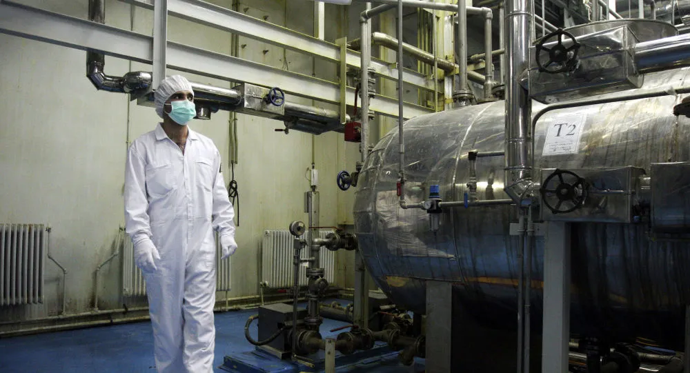 Một kỹ thuật viên tại một cơ sở làm giàu uranium ở TP Isfahan, cách thủ đô Tehran (Iran). Ảnh: AP