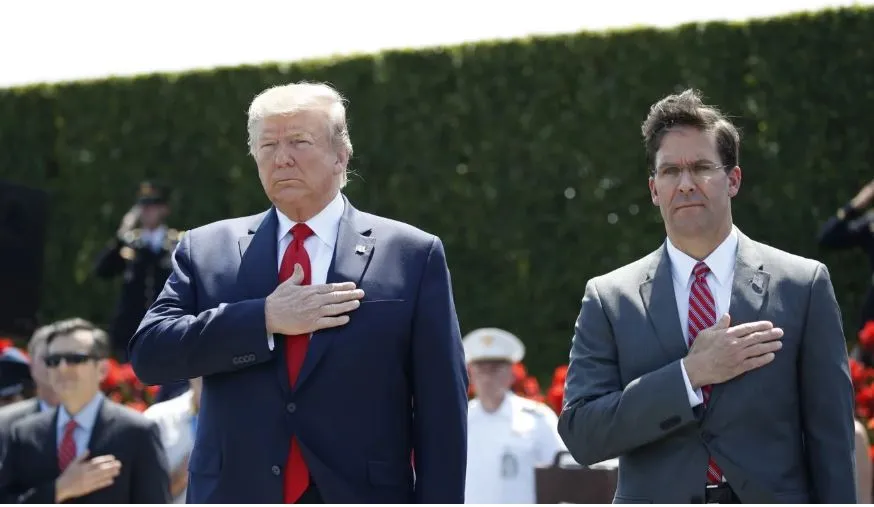 Tổng thống Mỹ Donald Trump (trái) và Bộ trưởng Quốc phòng Mỹ Mark Esper (phải). Ảnh: AP