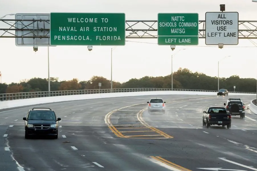 Giao thông tại căn cứ hải quân Pensacola bị hạn chế sau vụ xả súng. Ảnh: REUTERS