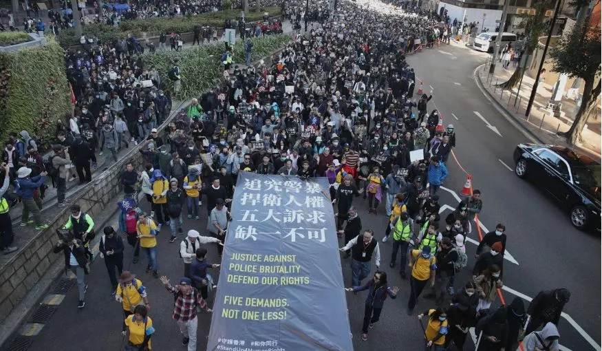 Người biểu tình bắt đầu di chuyển từ công viên Victoria lúc 3 giờ 15. Ảnh: SCMP