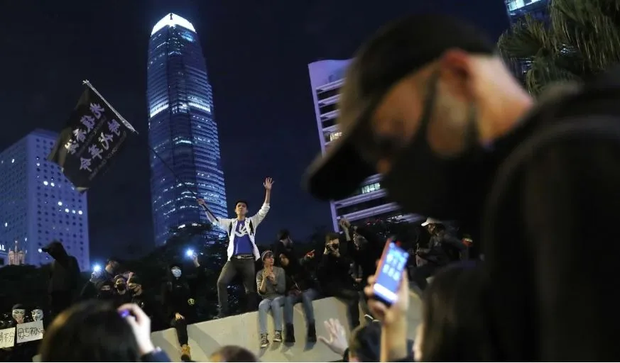 Người biểu tình trên đường phố Hong Kong ngày 8-12. Ảnh: SCMP