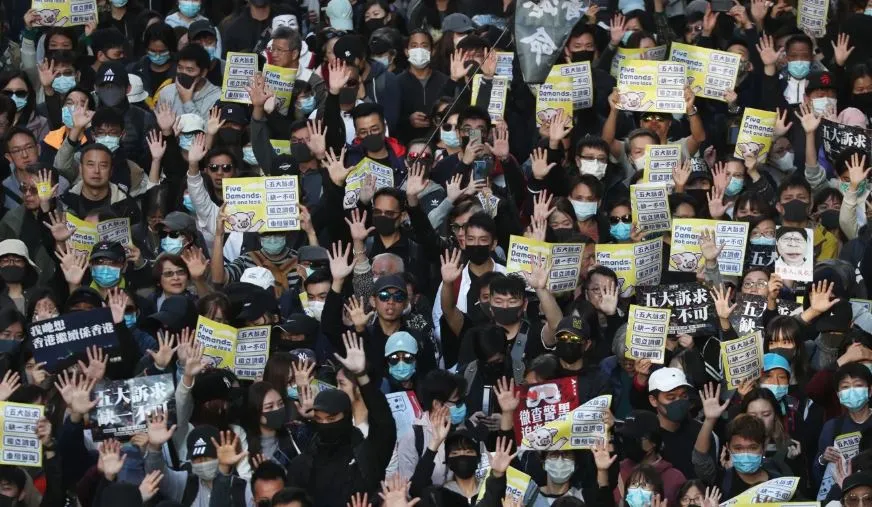 Người biểu tình giơ tay thể hiện biểu tượng 5 yêu cầu của mình. Ảnh: SCMP