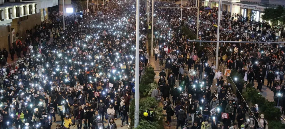 Ước tính khoảng 800.000 người xuống đường biểu tình ở Hong Kong ngày 8-12, kỷ niệm đợt biểu tình kéo dài nửa năm. Ảnh: SCMP