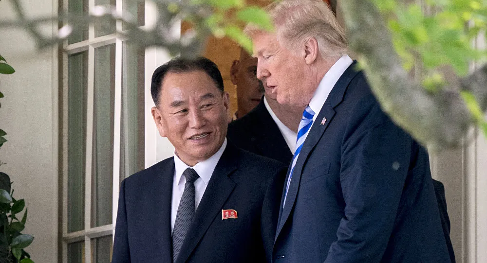 Phó Chủ tịch đảng Lao động Triều Tiên Kim Yong-chol (trái) gặp Tổng thống Mỹ Donald Trump (phải) tại Nhà Trắng trong một lần đến Mỹ liên quan cuộc đàm phán hạt nhân. Ảnh: SPUTNIK